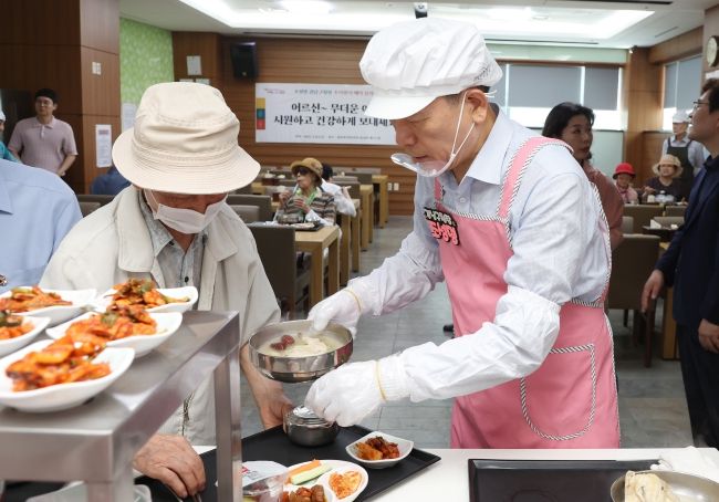 조성명 강남구청장, 삼계탕 배식 봉사
