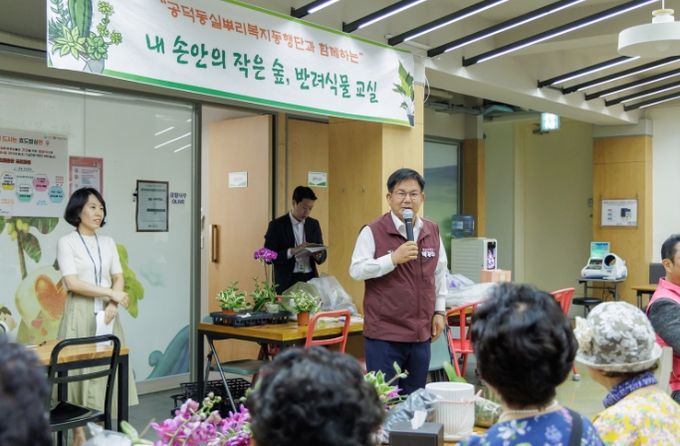 공덕동에서 열린 반려식물 교실 프로그램에 참석해 인사말을 하는 박강수 마포구청장