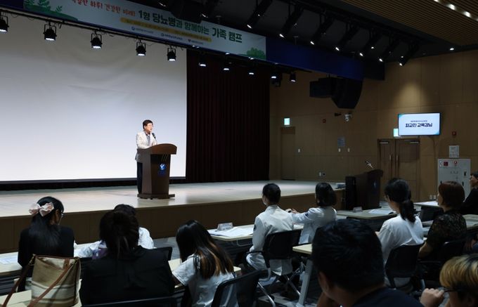 제1형 당뇨병과 함께하는 가족캠프에서 최교진 교육감이 인사말씀을 하고 있는 모습