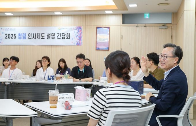 유성훈 금천구청장이 ‘청렴 인사설명회’에서 직원들과 대화하고 있다