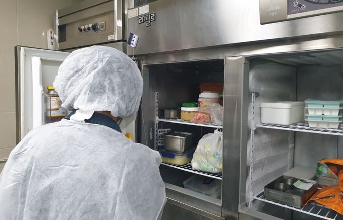 식품업소 위생 점검하는 모습