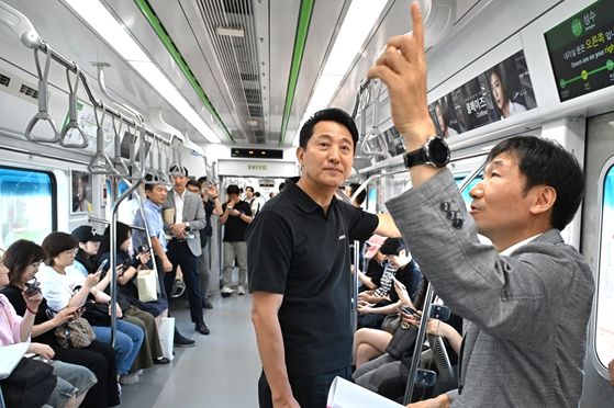 오세훈 서울시장이 어제 철도시설물 현장점검에 이어 12일(토) 오전 지하철 2호선을 탑승해 열차 내부 냉방 상황을 확인하고 비상호출장치, CCTV 등 시민안전시설을 확인하고 있다.