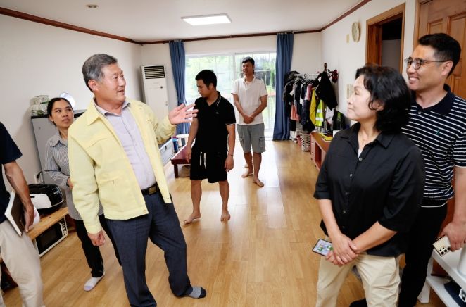 김완근 제주시장, 폭염 속 외국인 계절 근로자 숙소 방문