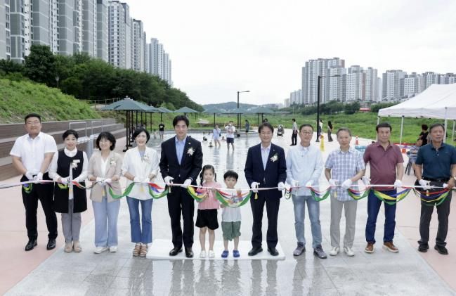 ‘창릉천 발물놀이터’개장식 테이프커팅 기념촬영
