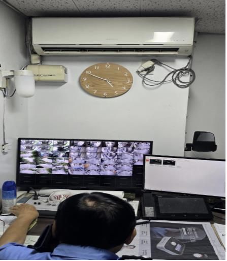 성동구의 한 공동주택 관리원이 무더위에 에어컨을 켜고 근무하고 있는 모습