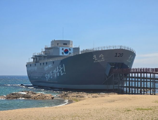 장사상륙작전 전승기념관 외부 전경.