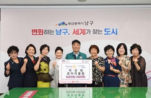 왼쪽에서 네 번째 김성조 회장