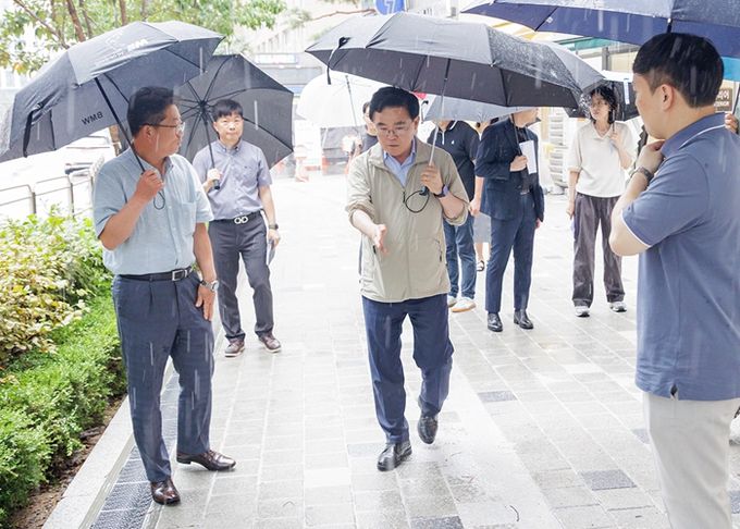 진교훈 서울 강서구청장(맨 앞 왼쪽 두 번째)이 보도침하 공사가 완료된 마곡 엠밸리7단지 정문 앞 일대를 주민들과 함께 살펴보고 있다.