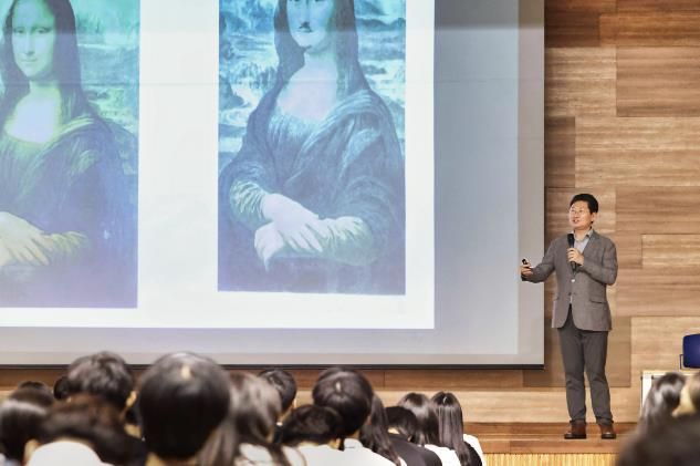이상일 시장이 16일 서천고등학교에서 학생들을 대상으로 특강을 진행했다.