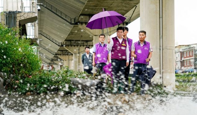 이필형 동대문구청장이 폭우 대비 정릉천 현장점검하는 모습