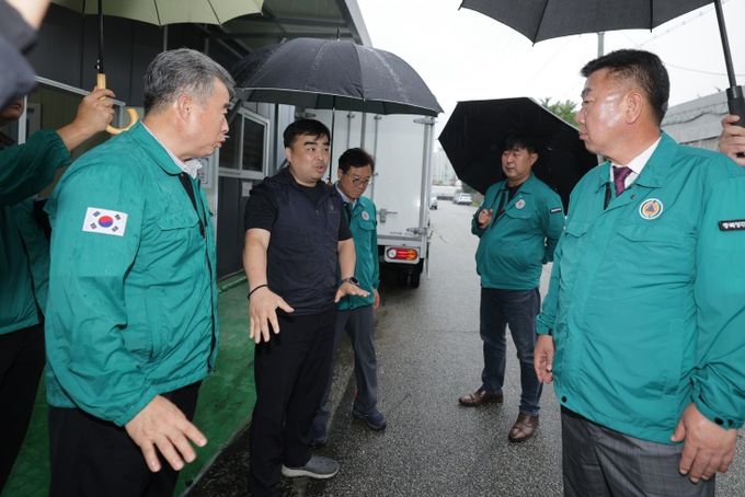 이범석 청주시장, 호우 피해지역 현장점검...“현장 대응과 복구에 총력”...“현장 대응과 복구에 총력”. 사진(신봉동)