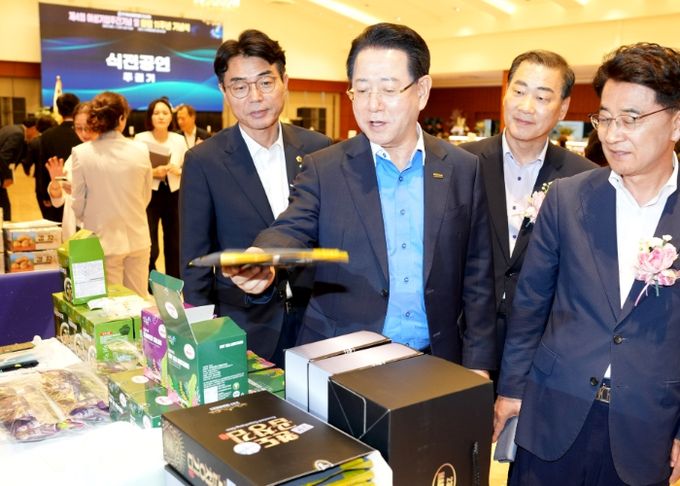 김영록 전라남도지사가 17일 무안군 남악 스카이웨딩컨벤션에서 열린 '한국여성경제인협회 전남지회 창립 11주년 기념식'에서 여성경제인들이 생산한 상품부스를 둘러보고 있다.