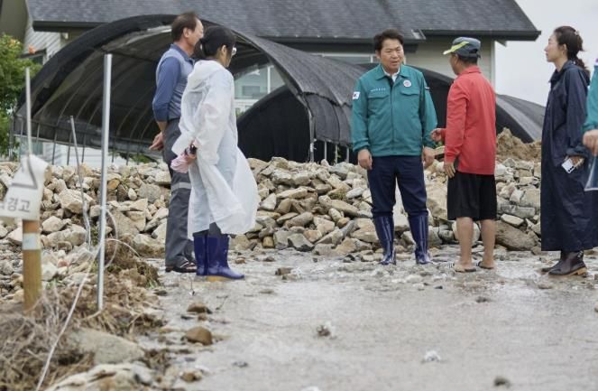 오세현 아산시장이 17일 오후 수해 지역을 방문해 현장을 점검하고 있다.