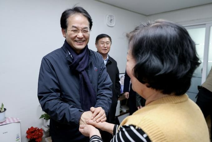 집수리 지원사업이 완료된 가구에 방문한 이동환 고양특례시장