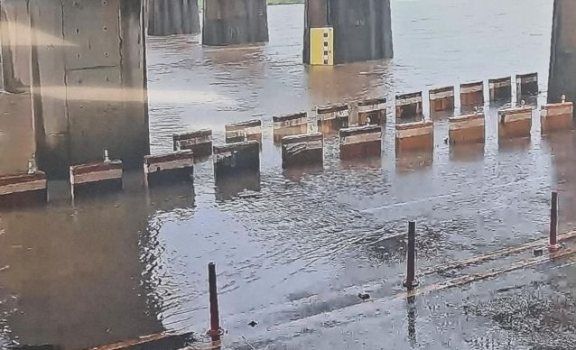 17일 오후 집중호우로 물에 잠긴 경주 유림지하차도 모습.