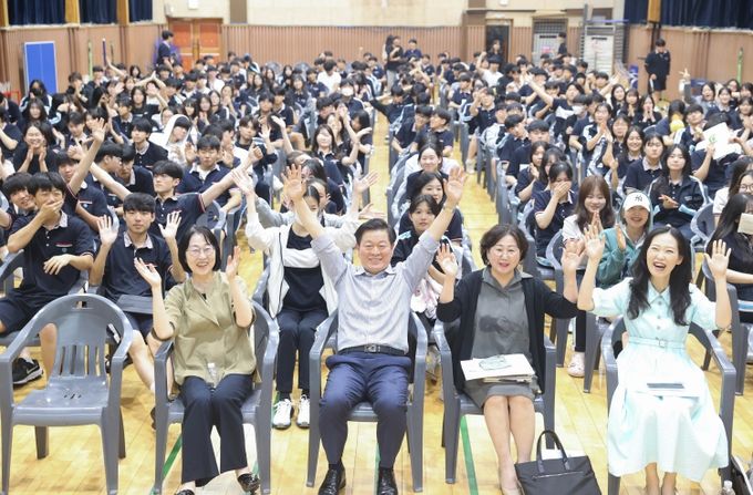 박승원 광명시장(첫줄 왼쪽 두 번째)이 지난 16일 충현고등학교에서 열린 청소년 정책 제안 간담회에 참석해 학생들과 기념사진을 촬영하고 있다.