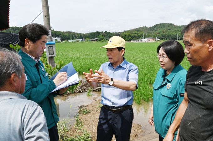 20일 성낙인 창녕군수가 호우로 인한 피해현장을 살피고 있다. (대지면 농경지 침수지역)