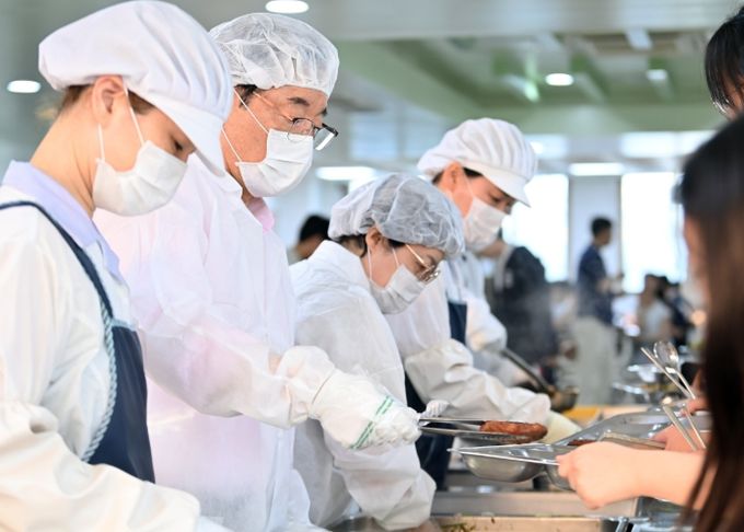 이현재 하남시장(왼쪽 두 번째)이 21일 오성애 광주하남교육지원청 교육장과 함께 고등학교 석식비 지원사업의 첫 시행 현장인 하남고등학교를 찾아 고3 학생들에게 직접 음식을 배식하고 있다.