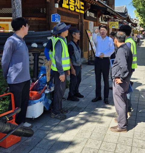 우범기 전주시장, 연이은 폭염 속 땀 흘려 일하는 환경관리원 격려