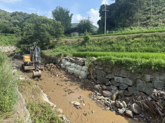 응급복구 작업을 하는 모습