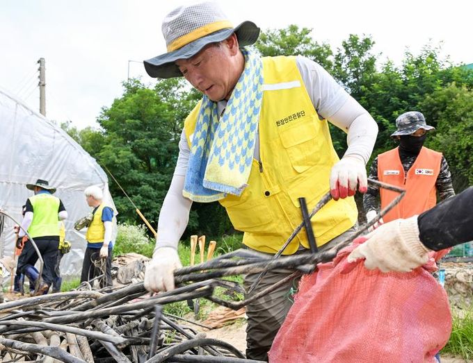 김동근 시장이 7월 31일 집중호우로 큰 피해를 입은 가평군을 방문해 농가 수해복구를 돕고 있다.
