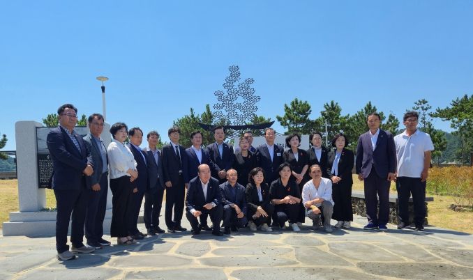 1일 안도 기러기 캠핑장과 이야포 평화공원에서 ‘남면 이야포·두룩여 미군폭격사건 제75주년 민간인 희생자 추모제’를 개최했다.