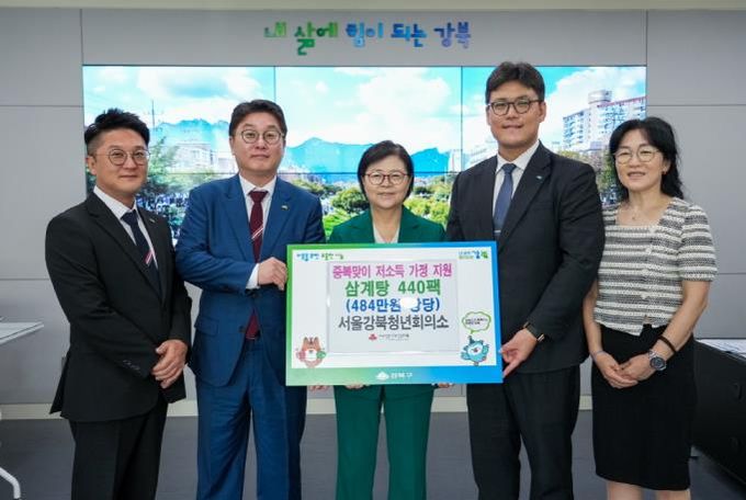 지난 7월 30일 이순희 강북구청장(가운데)이 서울강북청년회의소 관계자들과 삼계탕 기부 전달식 기념촬영을 하고 있다.