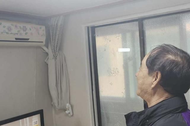 한 홀몸어르신 가정에 설치된 냉방기기