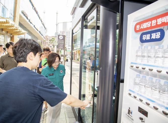 박희영 용산구청장(초록색 민방위복)이 7월 28일 폭염 대응 현장점검 중 용산꿈나무종합타운 정류장 냉온사랑방 운영 상태를 확인 중이다