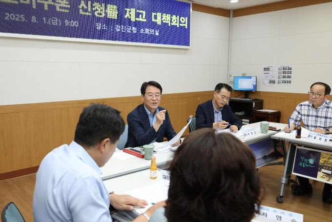 강진원 강진군수가 민생회복 소비쿠폰의 신속한 사용과 관련해 대책회의를 하고 있다.