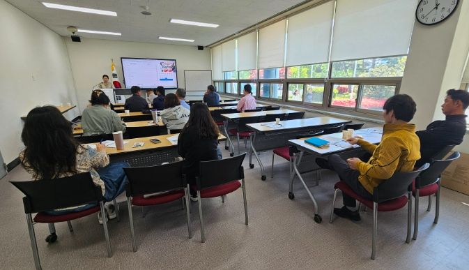 1. 천안시농업기술센터가 상반기 신규농업인 기초영농기술교육에서 현장 교육을 진행하고 있다.