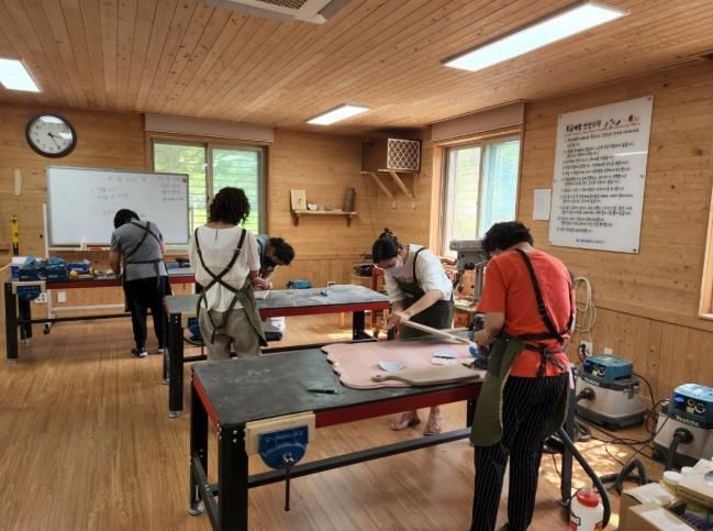 대덕구 주민들이 대청목재문화체험장에서 목재 문화 체험을 진행하고 있다