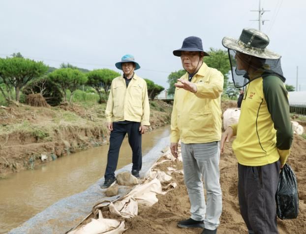 7월 18일 태안읍 상옥리 마을도로 유실 피해 현장을 방문한 가세로 군수.