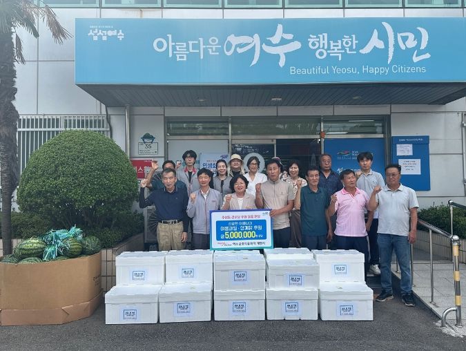 금호석유화학 계열사(금호석유화학·금호피앤비화학·금호폴리켐·금호미쓰이화학)가 지난 8일, 말복을 맞아 여수시 주삼동 경로당 어르신들의 건강한 여름나기를 위해 500만 원 상당의 음식(과일·삼계닭)을 후원했다.