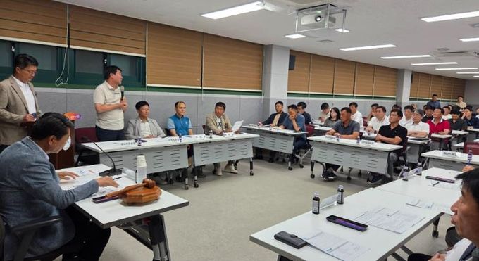 서산시 체육회 등 관계자들이 11일 서산종합운동장 회의실에서 시민체육대회 개최 여부에 대한 의견을 모으기 위한 회의를 열었다.