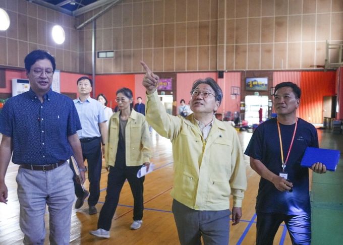 강기정 광주광역시장이 11일 오전 북구 광주시장애인종합복지관 폭우피해 현장을 찾아 복구상황을 점검하고 있다./광주광역시 제공