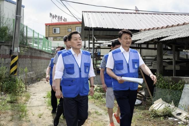 지난 7일 이재준 수원시장이 ‘폭싹 담았수다! 시민의 민원함’에 접수된 민원 현장을 확인하고 있다.