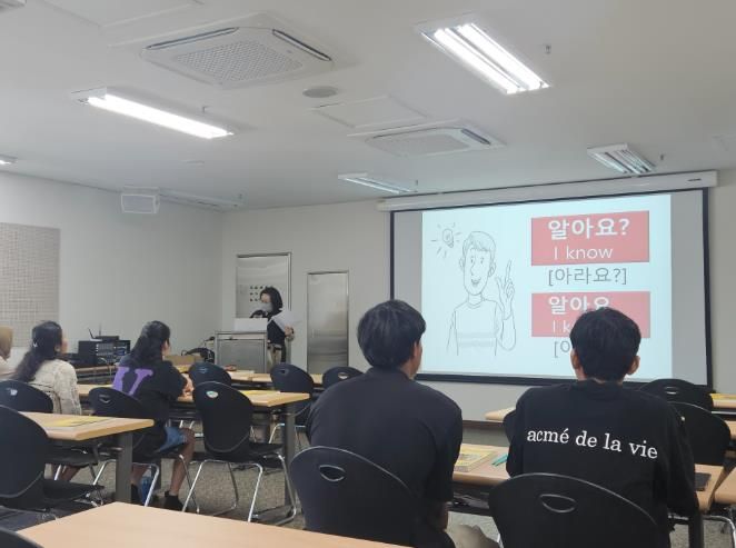 지난 10일, 외국인 근로자들이 한국어 교육의 강의를 듣고 있다.