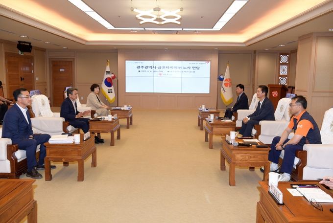 강기정 광주광역시장이 지난 11일 오후 시청 비즈니스룸에서 금호타이어 경영진과 노조 대표를 만나 ‘광주공장 재건 및 함평 이전 노사 합의안’에 대한 실질적인 후속조치를 논의하고 있다./광주광역시 제공
