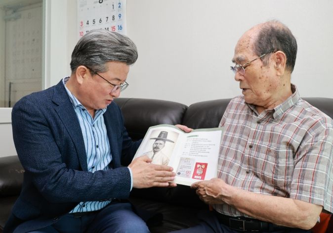 13일 정용래 유성구청장(왼쪽)이 故 조재복 애국지사의 자녀인 조만호 씨(오른쪽) 가정을 방문해 감사와 존경의 뜻을 전했다