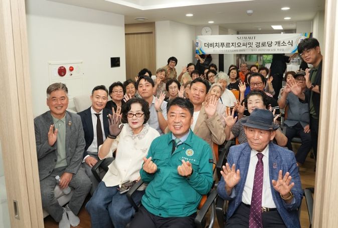 줄 왼쪽부터 대연3동 주민자치위원장 장상호, 푸르지오 써밋 경로당 회장 고순자, 오은택 구청장, 대한 노인회 남구지회장 조용광