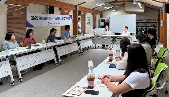 나주시가 에코왕곡체험휴양마을에서 농촌자원분야 시범사업 추진 상황을 공유하는 모습.