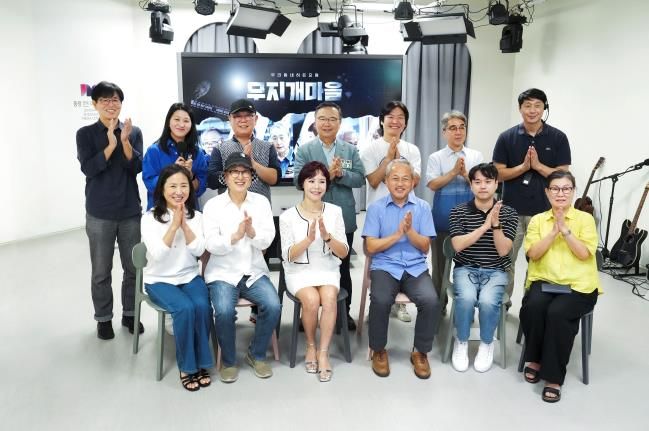 중랑구(구청장 류경기)는 8월 19일(화) 오후 2시 중랑면목미디어센터에서 시니어들이 직접 제작하고 출연한 단편영화 「무지개 마을」의 시사회와 관객과의 대화(GV,Guest Visit)를 개최했다.