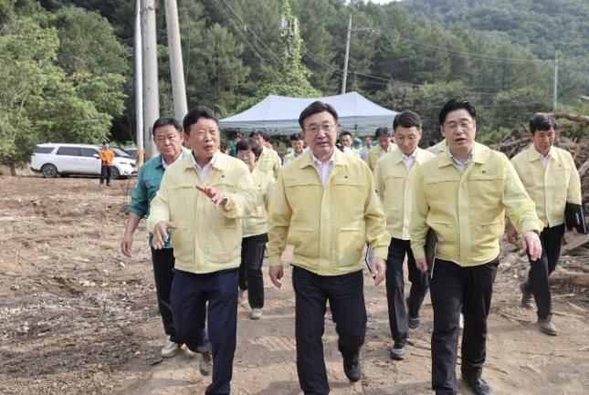 서태원 가평군수(사진 맨 왼쪽)가 지난 8월 1일 가평군 수해현장을 방문한 윤호중 행정안전부장관(가운데)에게 피해현장을 설명하고 있다
