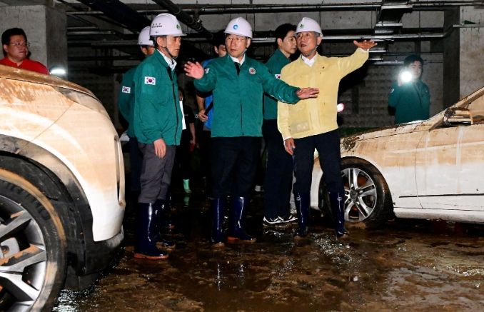 유정복 인천광역시장이 20일 계양구 집중호우 피해 현장을 찾아 복구상황을 점검하고 있다.