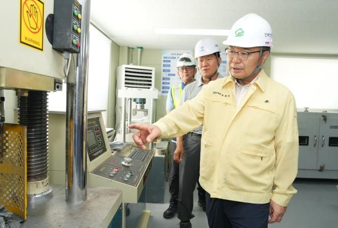 현장 점검을 하고 있는 류경기 중랑구청장