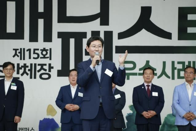 용인특례시가 한국매니페스토실천본부와 '회복력 도시' 조성 위한 업무협약을 체결했다. 사진은 안동에서 열린 '2025 전국 기초단체장 매니페스토 우수사례 경진대회'에서 인사말을 하고 있는 이상일 용인특례시장