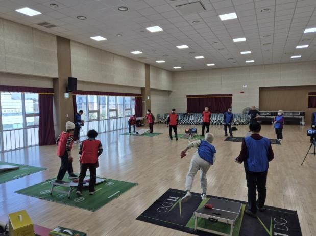 월곶2행복건강센터에서 론볼을 즐기는 어르신들