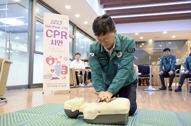 이민근 안산시장이 공직자 대상 ‘심폐소생술(CPR) 공개 시연’ 행사에서 직접 심폐소생술을 시연하고 있다.