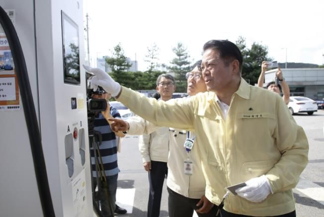최대호 안양시장이 지난 20일 석수동 공영버스차고지에서 전기버스를 직접 충전해보고 있다